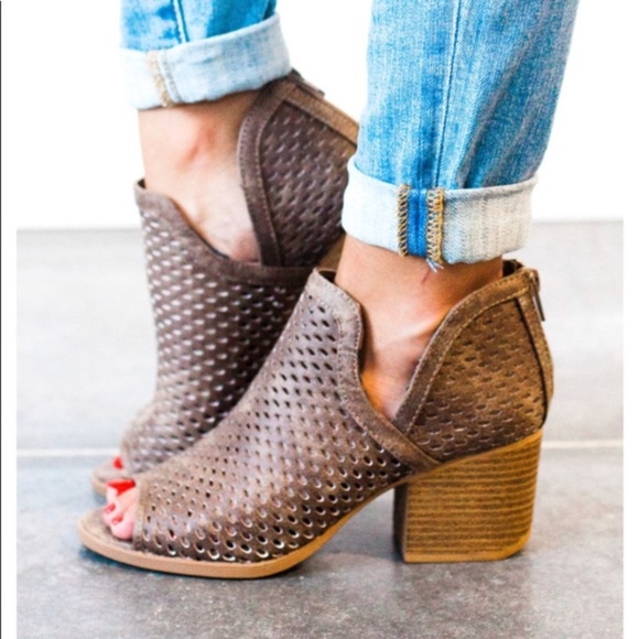 JUSTINE Booties - Picture 2 of 5